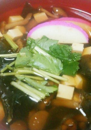 ナメコ、ワカメ、豆腐、カマボコのすまし汁-レシピのメイン写真