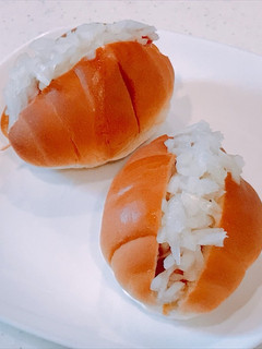 甘酢玉ねぎ多めの、ロールパンホットドッグ-レシピのメイン写真