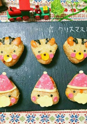 簡単♪三角おにぎりdeサンタ&トナカイ-レシピのメイン写真