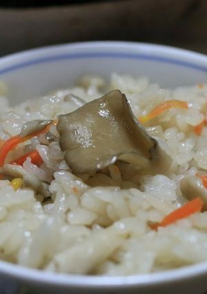 土鍋で炊く舞茸と人参の炊き込みご飯-レシピのメイン写真