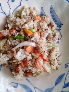 お赤飯チャーハン 余った赤飯でピリ辛絶品チャーハン by よしださとやん