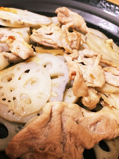 レンコンと豚肉か牛肉のニンニクバター炒め-レシピのメイン写真