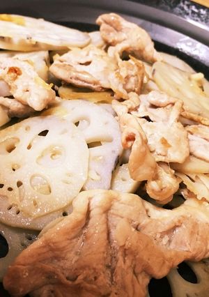 レンコンと豚肉か牛肉のニンニクバター炒め-レシピのメイン写真