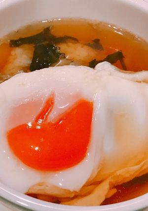 月見うどんでなく、月見ワカメスープごはん-レシピのメイン写真