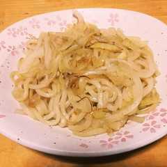 รูปของ 玉ねぎの焼きうどん シャンタン風味