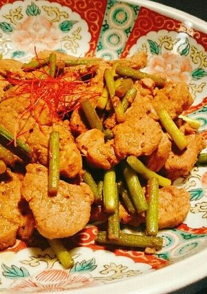 ニンニクの芽とひれ肉のエスニック炒め-レシピのメイン写真