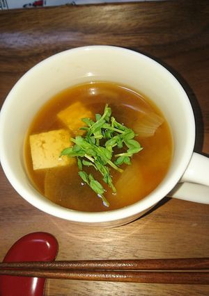 とろろ昆布、豆腐と玉ねぎのお味噌汁-レシピのメイン写真