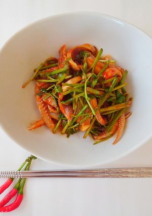 芹とイカの酢コチュジャン和え〈韓国料理〉-レシピのメイン写真