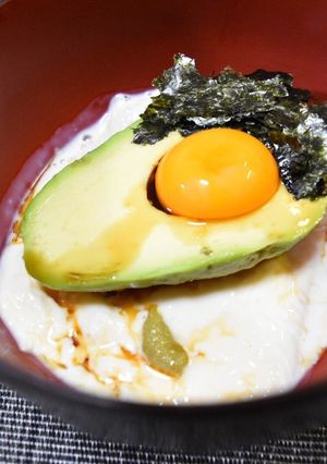 すぐできる!アボカドと湯葉の黄身添え-レシピのメイン写真