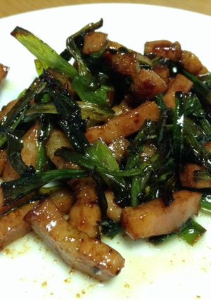 家の食材3つニラとベーコンのピリ辛炒め-レシピのメイン写真
