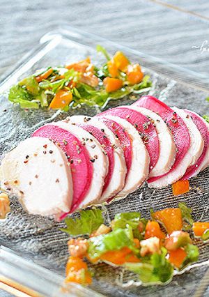 鶏むね肉と赤い大根のピリッとサラダ♪-レシピのメイン写真