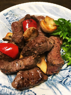 煮込み用牛角切り肉で一口ステーキ塩麹入り-レシピのメイン写真