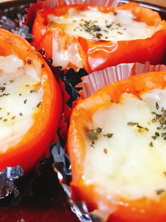 トマトに入ったポテトミートソースグラタン-レシピのメイン写真