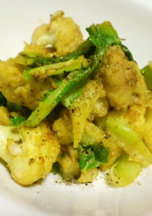 カリフラワーの葉っぱ入りカレー炒め-レシピのメイン写真