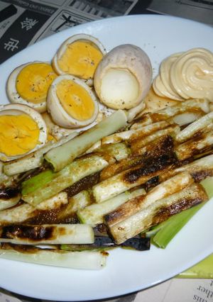 焼き網で焼き卵と焼きネギのタパス-レシピのメイン写真