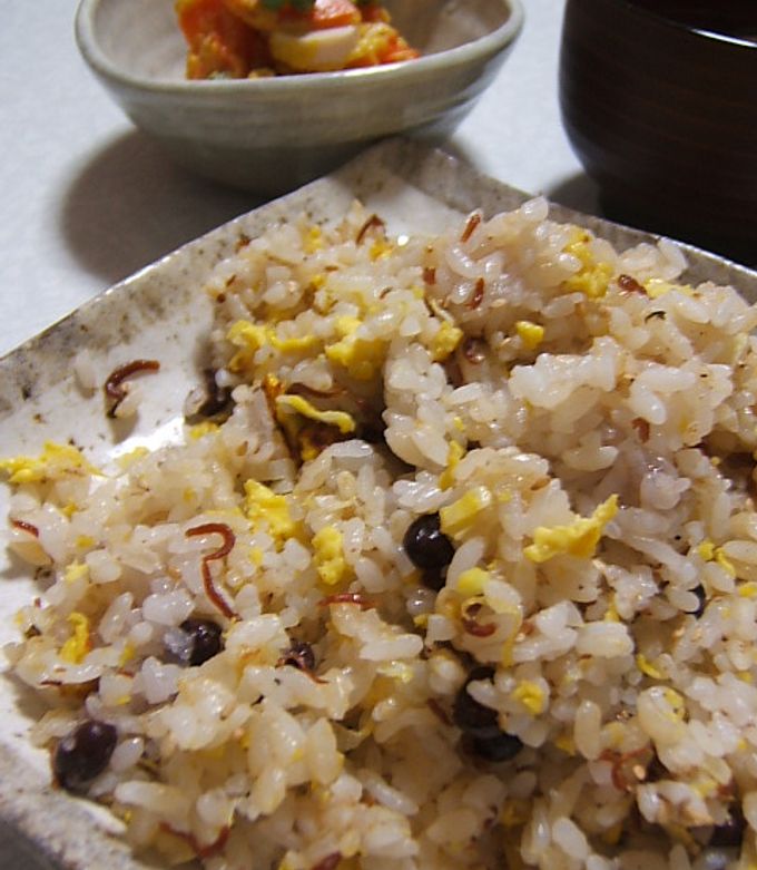 お赤飯チャーハン お赤飯でチャーハン by おまめさん 【クックパッド】 簡単