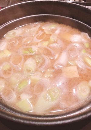 シンプルにお豆腐少し味噌きかせて味噌汁-レシピのメイン写真