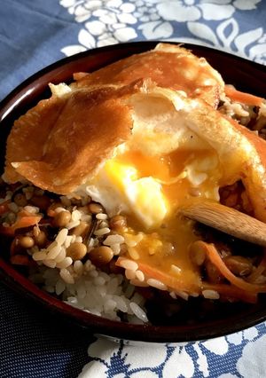 簡単♪ 納豆、玉子、焼きチーズのせご飯-レシピのメイン写真