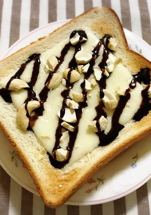 チョコシロップ＊ナッツ＊チーズトースト-レシピのメイン写真