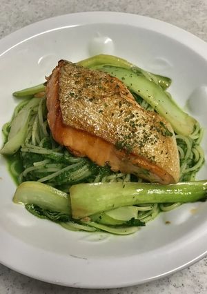 鮭と緑色野菜の色鮮やかなパスタ！-レシピのメイン写真
