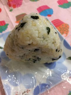 市販の刻み生姜とわかめのおにぎり。-レシピのメイン写真