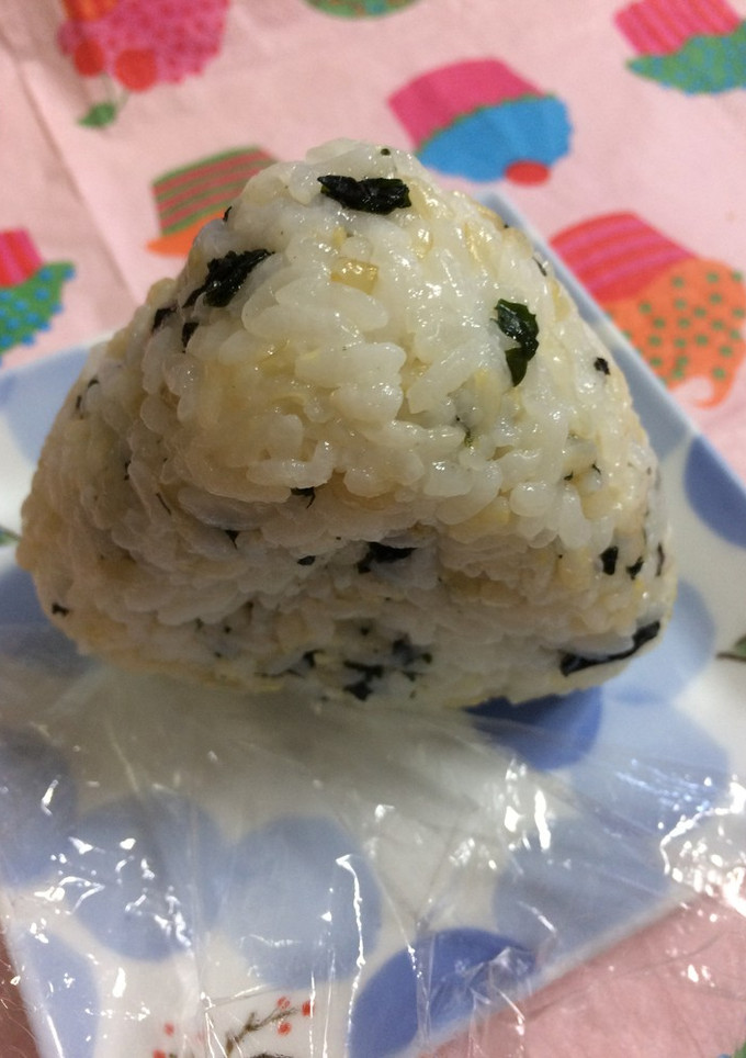 市販の刻み生姜とわかめのおにぎり。-レシピのメイン写真