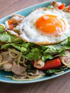 パクチー山盛りで!ガパオ風焼きそば-レシピのメイン写真