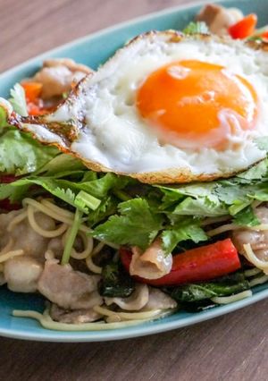 パクチー山盛りで！ガパオ風焼きそば-レシピのメイン写真