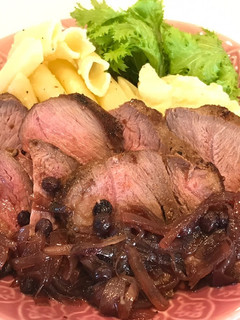 仔羊肉のステーキ ブルーベリーソース添え-レシピのメイン写真
