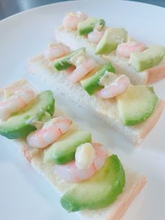 朝食に!エビとアボカドのオープンサンド-レシピのメイン写真