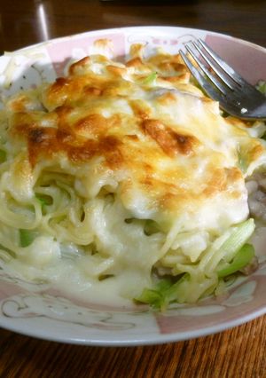 フォークで食べる焼きそばのチーズ焼き-レシピのメイン写真
