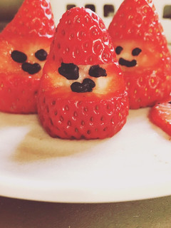 いちごとチョコペンだけで、簡単サンタ-レシピのメイン写真