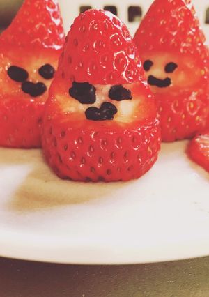いちごとチョコペンだけで、簡単サンタ-レシピのメイン写真