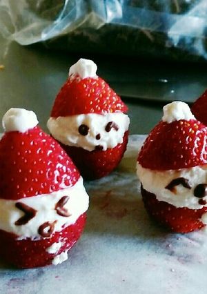 クリスマスに！ホイップいちごサンタ-レシピのメイン写真