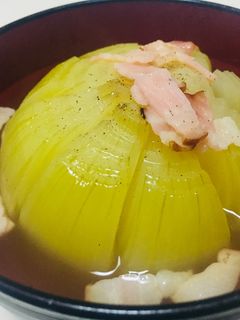 夜食にも♪レンジで簡単玉ねぎ丸ごとスープ-レシピのメイン写真
