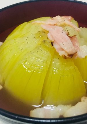 夜食にも♪レンジで簡単玉ねぎ丸ごとスープ-レシピのメイン写真