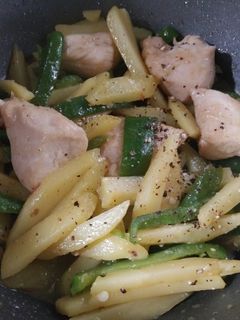 簡単な炒め煮♪馬鈴薯とピーマンと鶏肉で-レシピのメイン写真