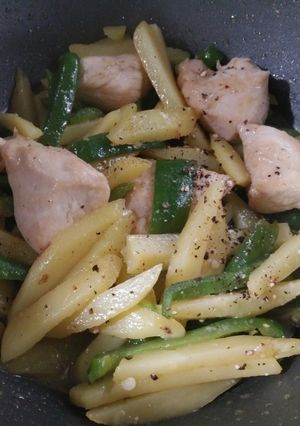 簡単な炒め煮♪馬鈴薯とピーマンと鶏肉で-レシピのメイン写真