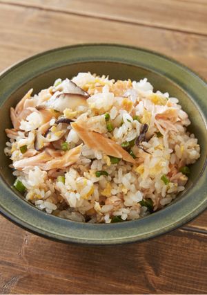 香燻ローストサーモンと卵の混ぜ込みごはん-レシピのメイン写真