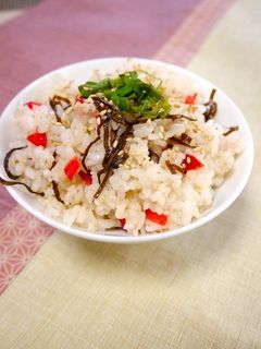 簡単!カリカリ梅と塩昆布の混ぜご飯-レシピのメイン写真