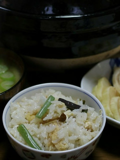 土鍋で炊く山菜とお揚げの炊き込みご飯-レシピのメイン写真