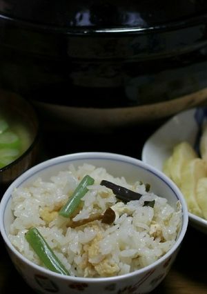 土鍋で炊く山菜とお揚げの炊き込みご飯-レシピのメイン写真