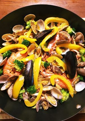 魚介類たっぷり鉄鍋でパエリア♪-レシピのメイン写真