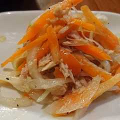 รูปของ ツナとにんじんのシャキシャキサラダ
