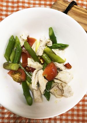 ゆで鶏とトマトとアスパラのチリサラダ♪-レシピのメイン写真