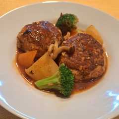 รูปของ 今日の夕飯肉団子？ハンバーグ？のトマトジュース煮