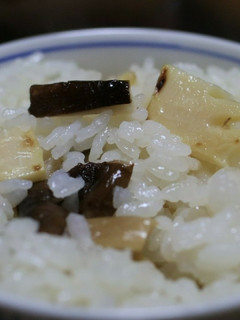 土鍋で炊く中華風筍とキノコの炊き込みご飯-レシピのメイン写真