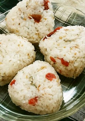白ごま入り・梅干しとちりめんのおにぎり-レシピのメイン写真