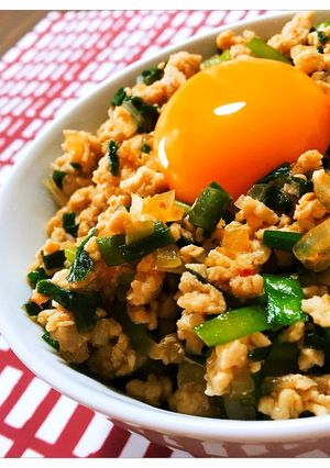 鶏そぼろとニラのスタミナ丼-レシピのメイン写真