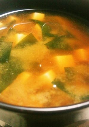 豆腐と若布の味噌汁(赤海老頭を煮出して)-レシピのメイン写真